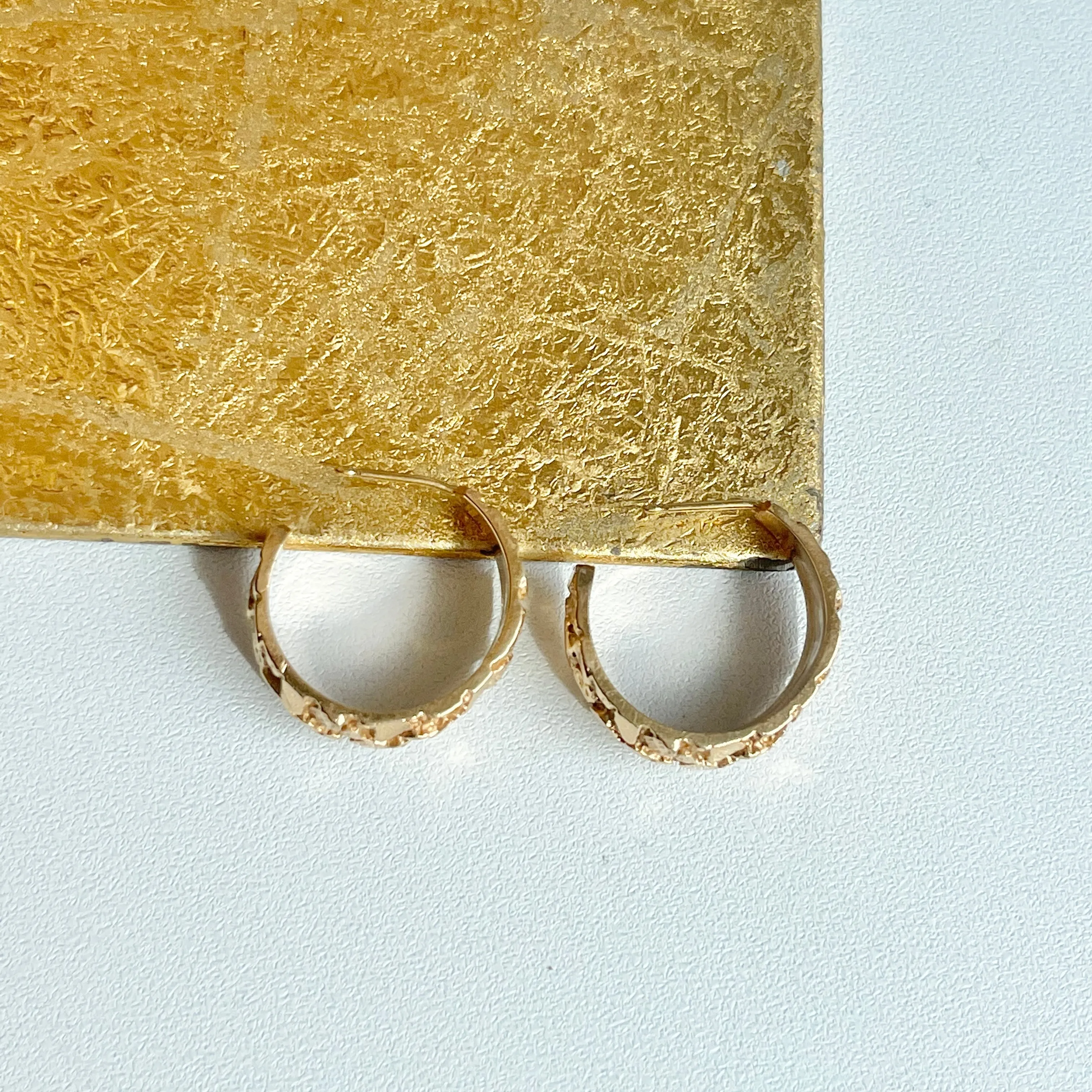 Estate 14KT Yellow Gold Nugget Tapered Hoop Earrings