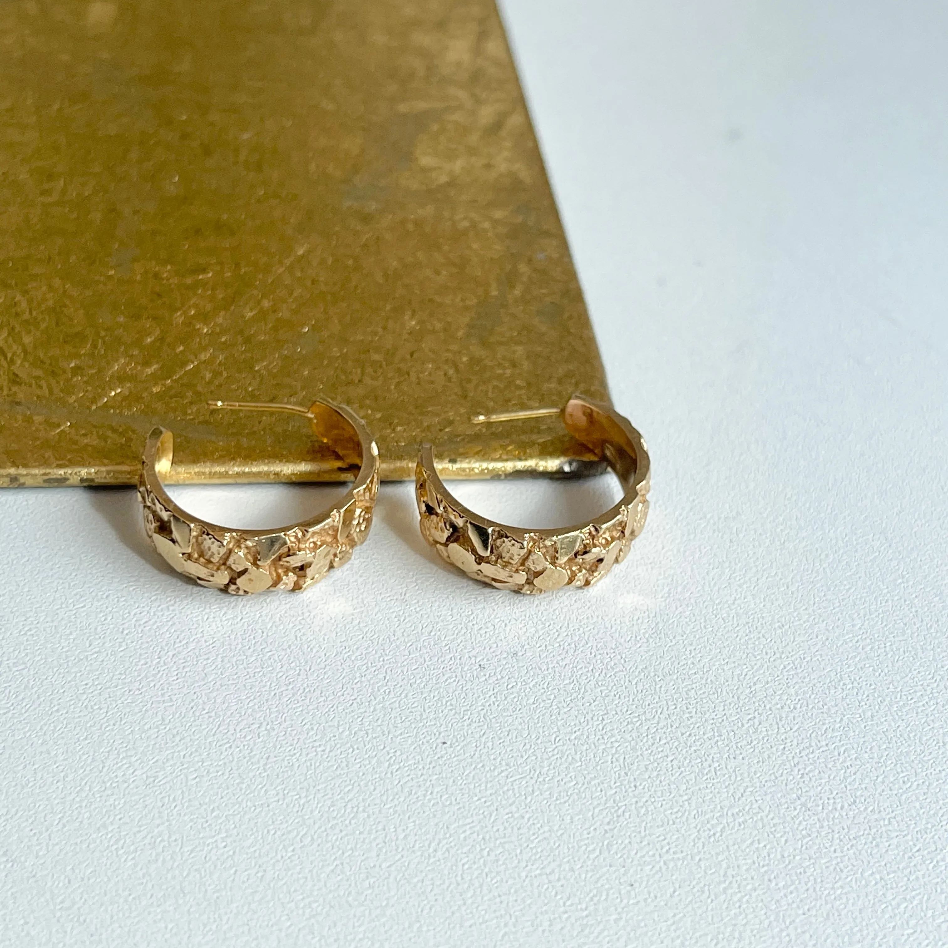 Estate 14KT Yellow Gold Nugget Tapered Hoop Earrings
