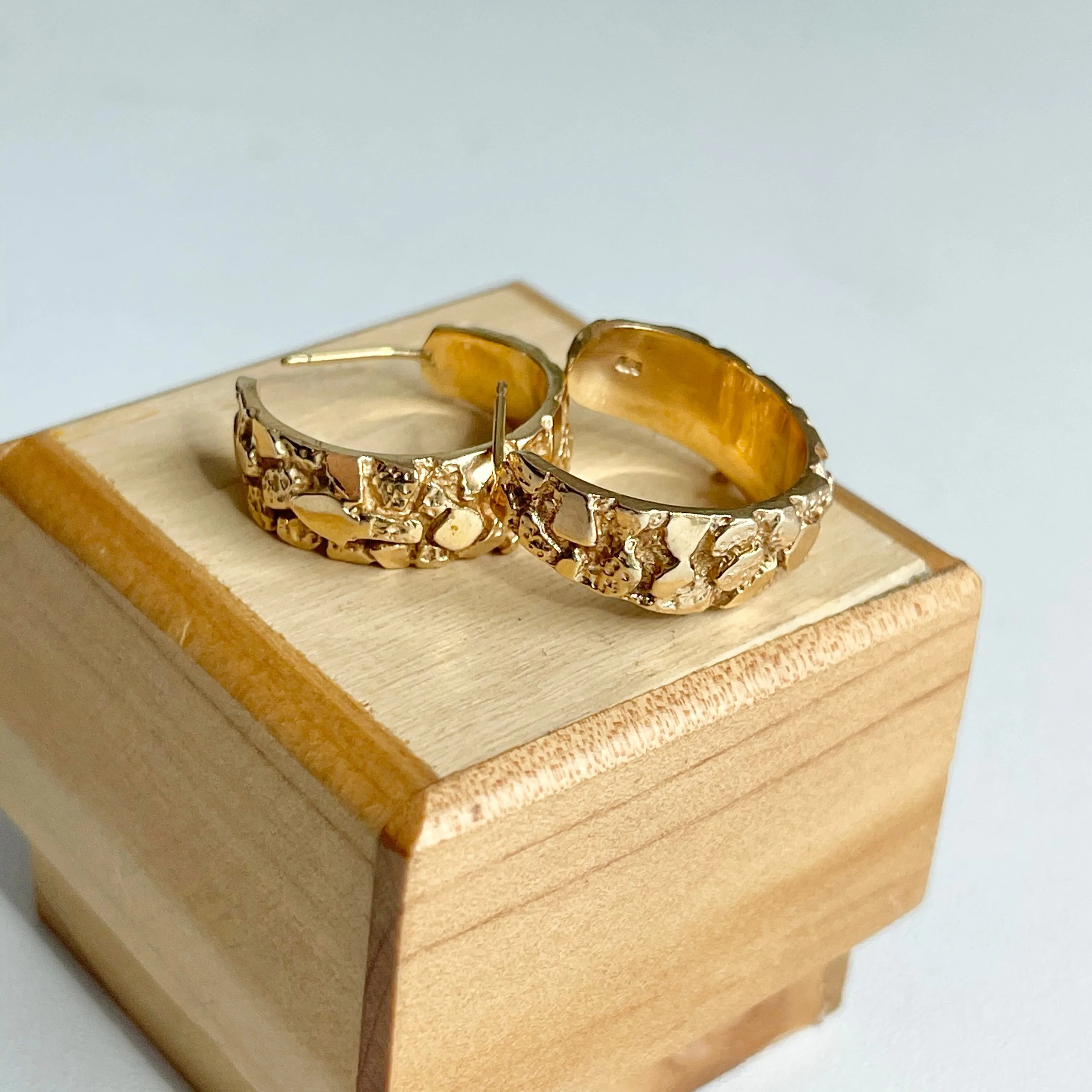 Estate 14KT Yellow Gold Nugget Tapered Hoop Earrings