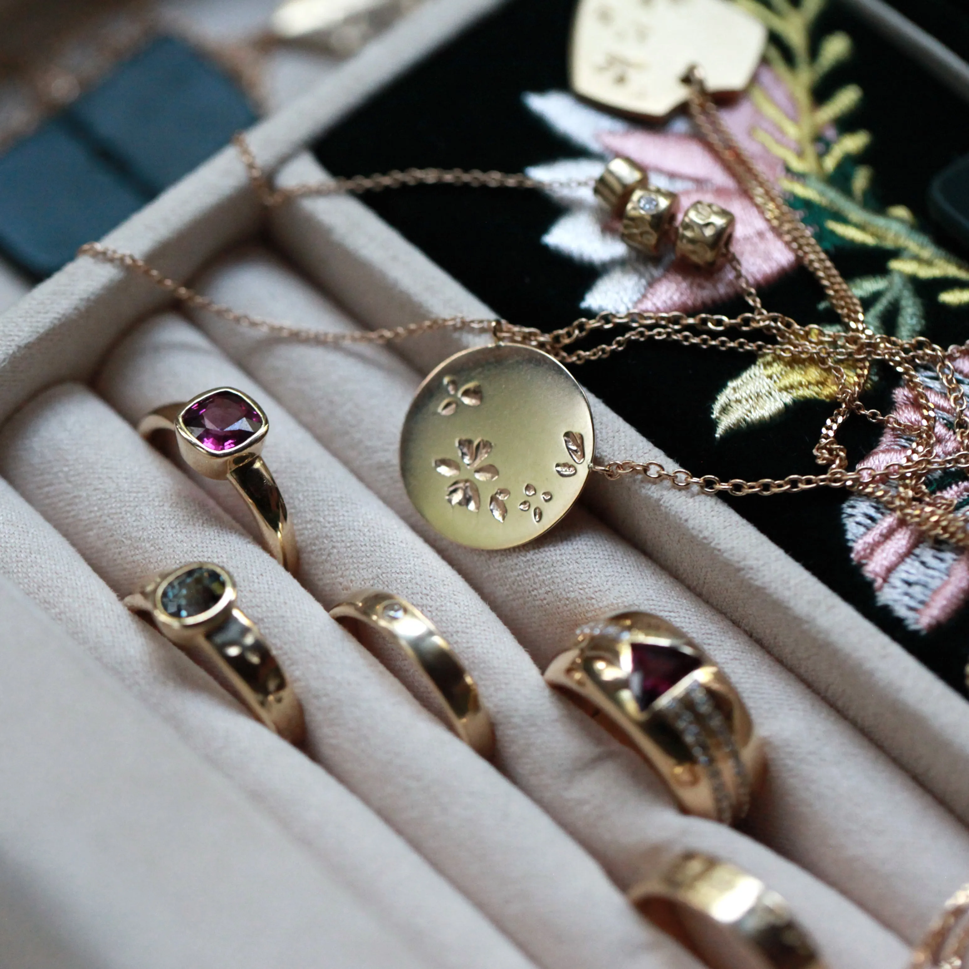 LG PETAL DOT NECKLACE