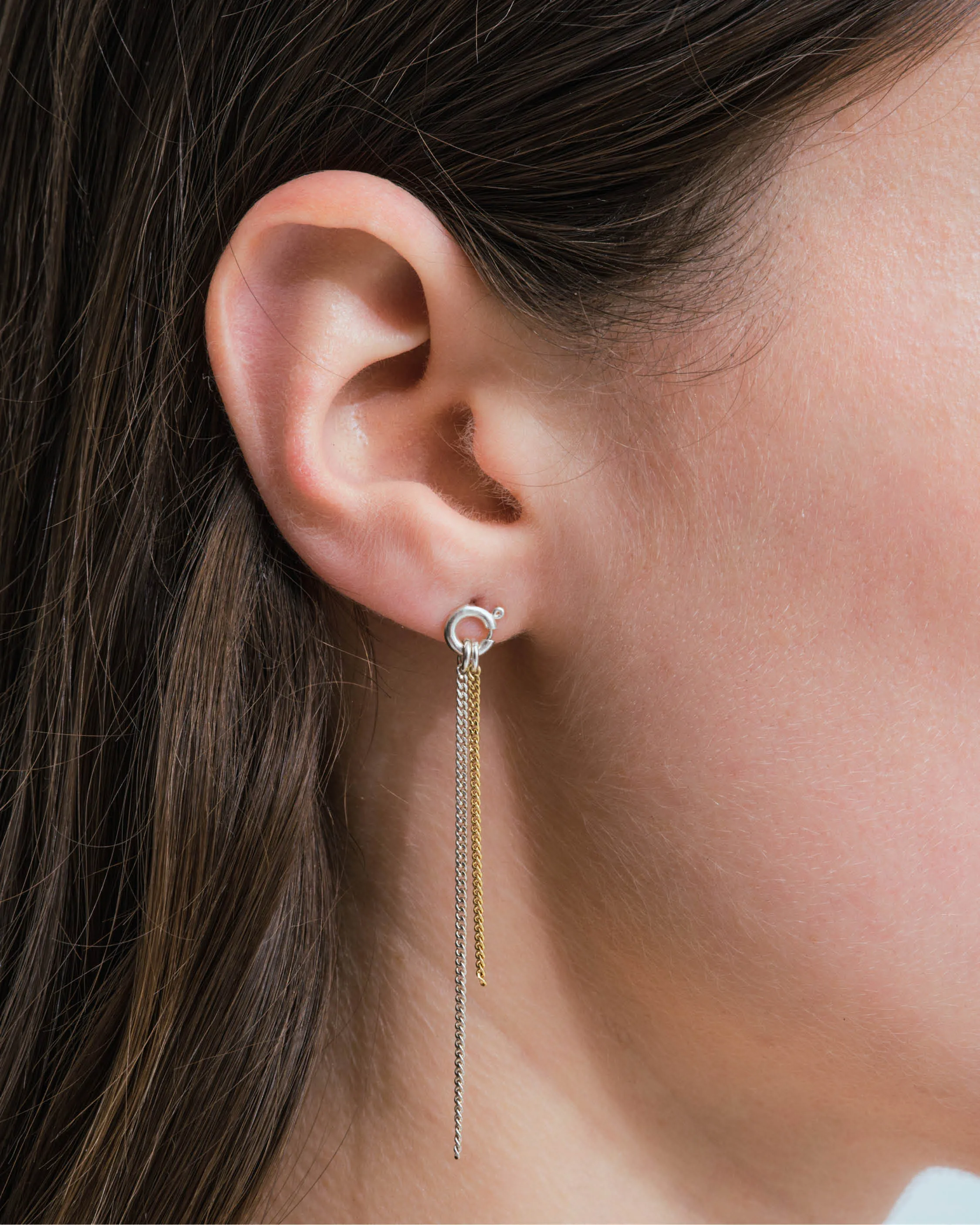 Single stud earring with spring ring and falling chains